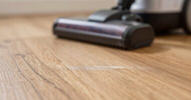 reducing floor static dust