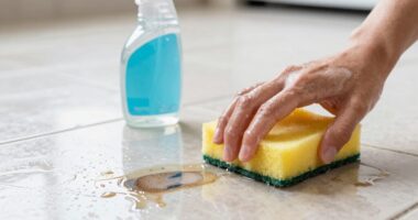 remove oily footprints effectively